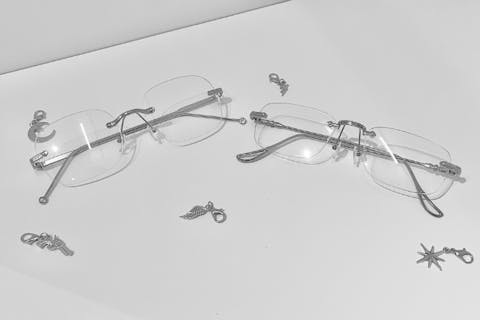 【大阪・コリアンタウン】200種のパーツから選べる！オリジナルメガネ作り【鶴橋駅徒歩11分】