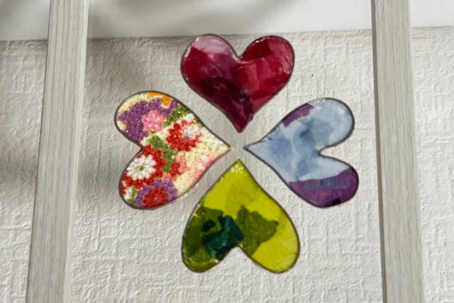 【宮城・仙台駅徒歩圏内・ステンドフラワー】まるでステンドグラス！本物のお花(プリザーブドフラワー)を使ったアート、ステンドフラワー製作体験「日本伝統のちりめん(縮緬)生地使用のクローバー 」（1個）