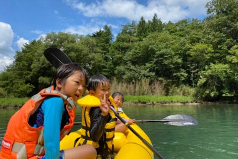 【静岡／笹間湖】カヤックツアー！山々に囲われる笹間湖をのんびり水上散歩♪【ガイド同行／初心者歓迎／ファミリーやカップルにおススメ◎】