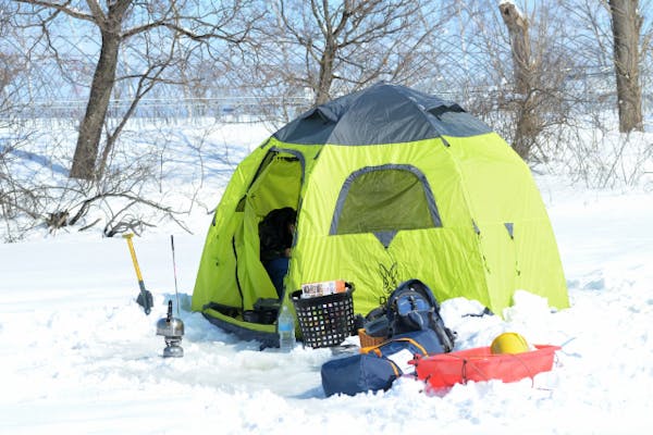 北海道・石狩・ワカサギ釣り】無料送迎付き！プライベートテントで釣っ