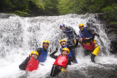 【軽井沢・信州長野／関東群馬】軽井沢近くでキャニオニング　夏の川遊びアドベンチャー　◎小1～OK！川下り、滝滑り、渓谷・源流探検☆アウトドア外遊び 自然体験 レジャー ◎磯部温泉も近い