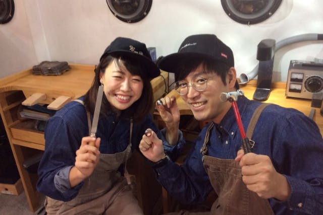チタンのペアリングを自分たちで神宮前の工房で手作り