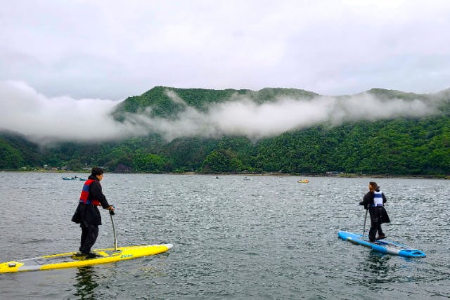 【山梨・西湖・SUPレンタル】雨の日リトリート♪レイングッズ付き！雨の日がもっと楽しくなる！1人乗り足漕ぎSUP「Mirage eclipse（ミラージュ・エクリプス）」レンタル60分