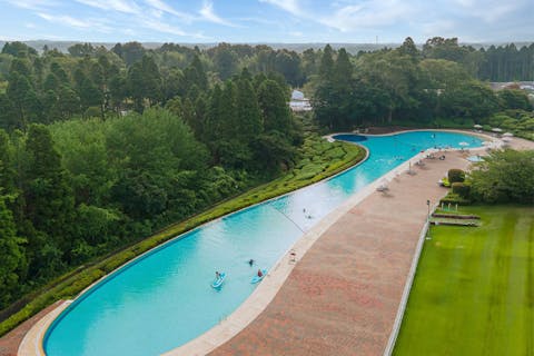 全長130mのリゾートプール「ラク・レマン」