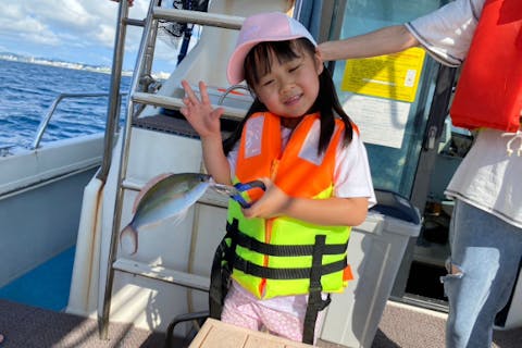 【宜野湾マリーナ・海釣り】屋根付きクルーザー乗り合い釣り船で五目釣りたっぷり3時間プラン！お子様OK,手ぶらでOK！