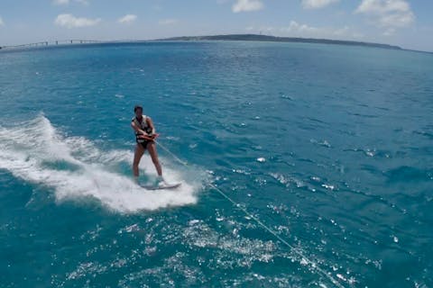 【沖縄・宮古島・ウェイクボード】☆ジェット引き☆初心者大歓迎☆完全貸切制☆2名様からOK☆手ぶらで大丈夫です♪所要時間30分前後☆ベテランスタッフが丁寧にサポートします‼
