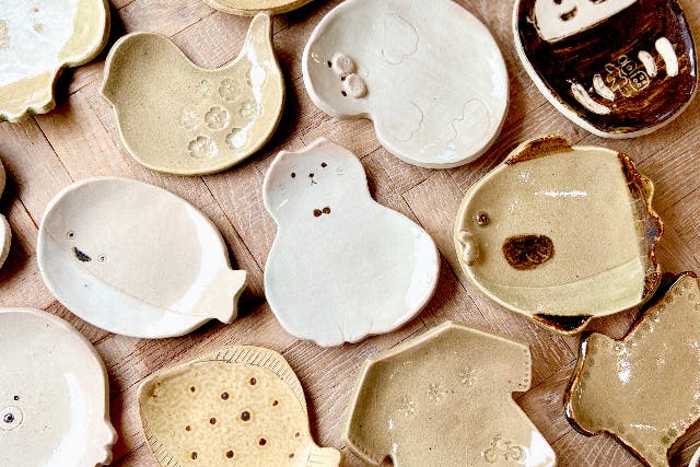 【青山・陶芸体験】動物、海の生き物、お花のモチーフから選べる板皿を手作り♪お一人様・女性同士・カップル・ファミリーに