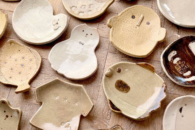 【梅田・陶芸体験】動物、海の生き物、お花のモチーフから選べる板皿を手作り♪お一人様・女性同士・カップル・ファミリーに