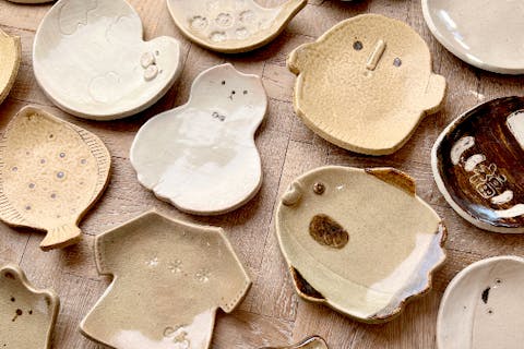 【梅田・陶芸体験】動物、海の生き物、お花のモチーフから選べる板皿を手作り♪お一人様・女性同士・カップル・ファミリーに