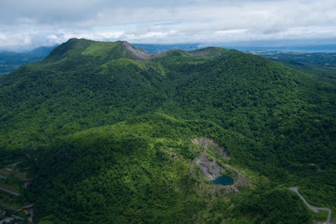 【北海道・洞爺湖・ヘリコプタークルージング】大迫力の活火山を上空から！有珠山火口コース(9分)