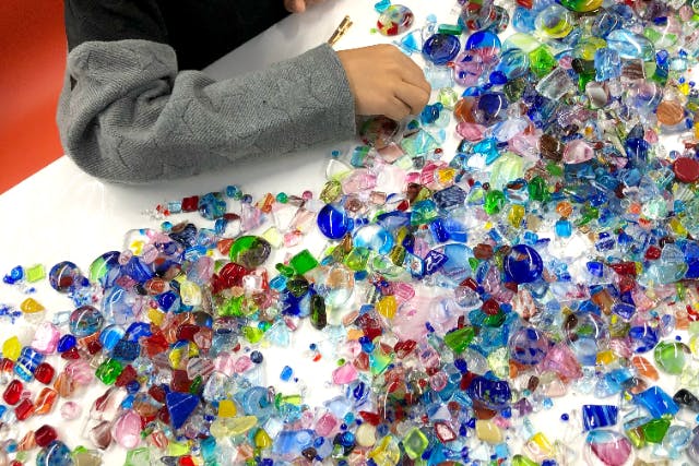 沖縄本島／国際通り 琉球ガラスカレット ヘアアクセサリー手作り体験 世界に一つだけの作品を作ろう！雨の日にもオススメ◎