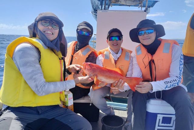 【沖縄•糸満•釣り船】手ぶらでテンヤ釣り•道具コミコミプラン•スジアラ（アカジン）等50cmごえの大型魚を狙う。テンヤ釣り初心者の方も大歓迎！スタッフがサポートします。