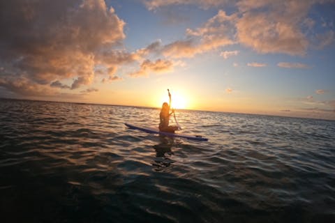 【沖縄・嘉手納町】初心者大歓迎！1組完全貸切写真無料！シークレットビーチSUP＆スノーケリングツアー！西海岸の美しい海で最高の思い出を作ろう♪