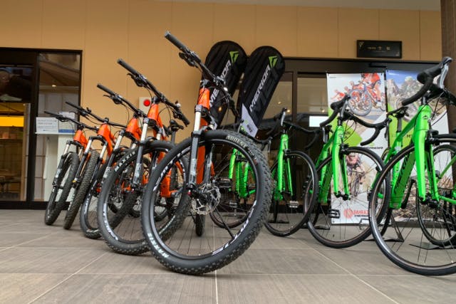 【成田空港すぐ・レンタサイクル】飛び立つ飛行機を横目に爽快サイクリング！最後は温泉で汗が流せる！＜ロードバイク＞