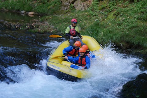 【北海道・南富良野】透明度抜群の川でラフティング！みんなで力を合わせて楽しもう♪体験写真プレゼント