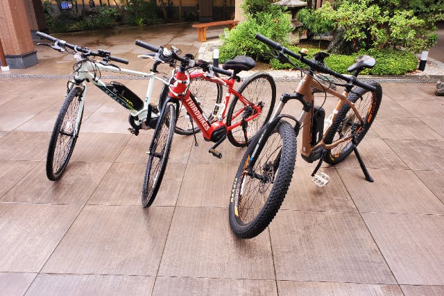 【成田空港すぐ・レンタサイクル】飛び立つ飛行機を横目に爽快サイクリング！最後は温泉で汗が流せる！＜eバイク＞