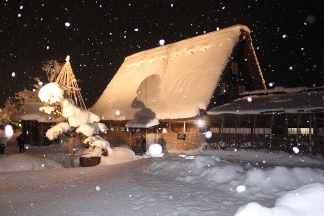 【夕食なし/入浴券付きプラン】ユネスコ世界遺産・白川郷ライトアップ日帰りバスツアー＜夕食なし・添乗員同行＞
