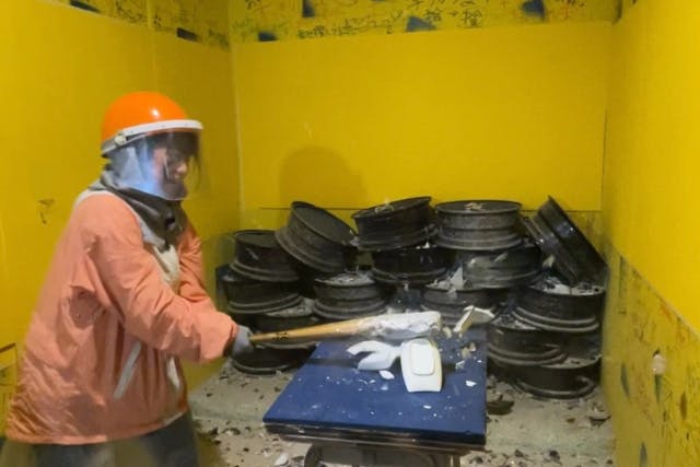 【愛知・名古屋市北区・アクティビティ】お皿投げ＆バット潰し 5kg　何度も叩いて発散！コナゴナにしちゃおう