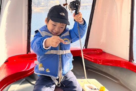 【山梨・河口湖】手ぶらでOK♪貸切ミニドーム船に乗ってワカサギ釣り体験！