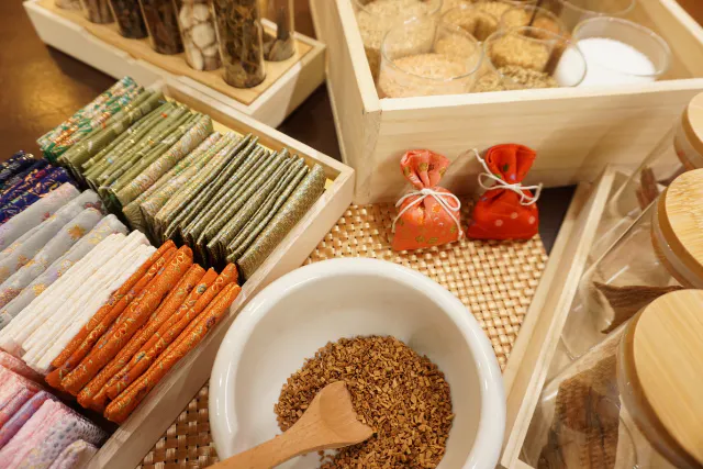 【【京都・烏丸五条・匂い袋作り体験】老舗お香専門店で自分だけの香りを作ろう！初心者OK！五条駅徒歩5分の店舗で1時間（材料費込）