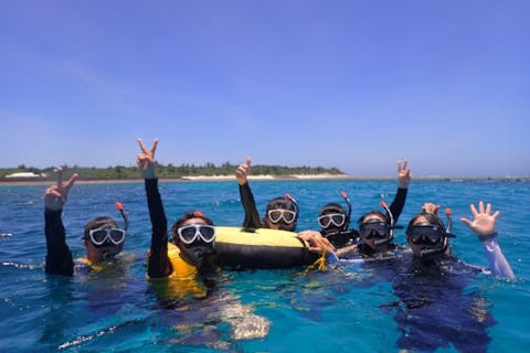 沖縄・水納島【ボートシュノーケリング＆水納島プチ上陸◆冬季限定】半日ツアー◆少人数制◆写真無料ダウンロード付き◆器材＆ウエットスーツ代込み◆冬は特に透明度抜群！！