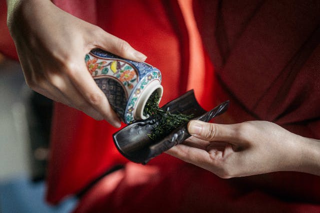 【京都・茶道体験】煎茶家×ティーソムリエ — お手前鑑賞と希少茶の試飲（90分・限定8名）