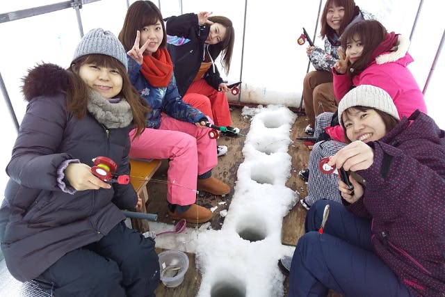 【北海道札幌】当日予約OK！送迎付の氷上ワカサギ釣り体験！天ぷら付き！男女別水洗トイレ・温かい休憩小屋完備！女性やお子様も安心！