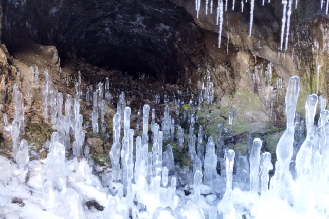 【福島・飯坂温泉・スノーシュー】廃トンネルへ氷のタケノコを見に行くスノーハイク