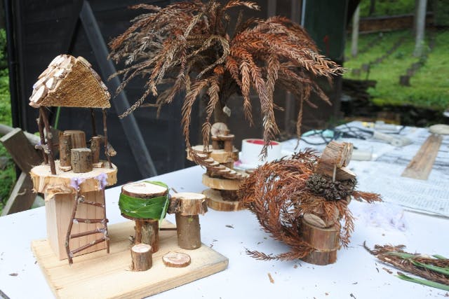 『四季折々』森を散策し、渓流を歩きながら季節のネイチャークラフトを作る