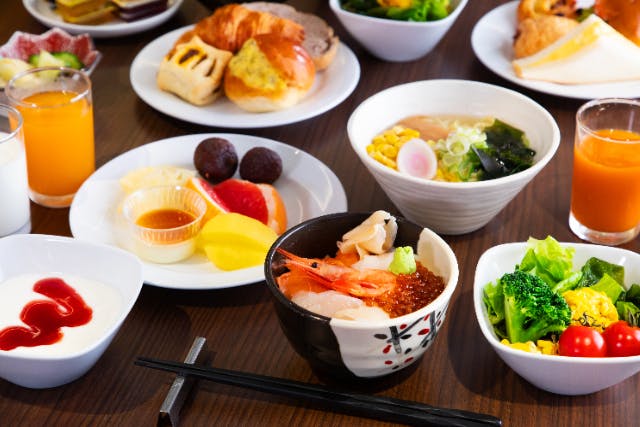 【朝食ビュッフェ】ホテル万惣を気軽に満喫！自分だけの「海鮮丼」や焼き立てパン等多彩なメニューを堪能