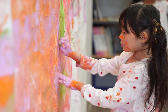 【久留米・アート体験】壁いっぱいに描くウォールペイント体験｜汚れてOK・親子歓迎