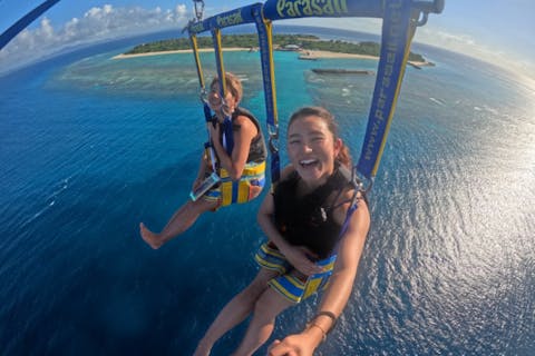 【瀬底島開催／約２時間】ウミガメが棲む瀬底島周辺でパラセーリング！＆バナナボートで行くシュノーケリング　GoPro撮影無料