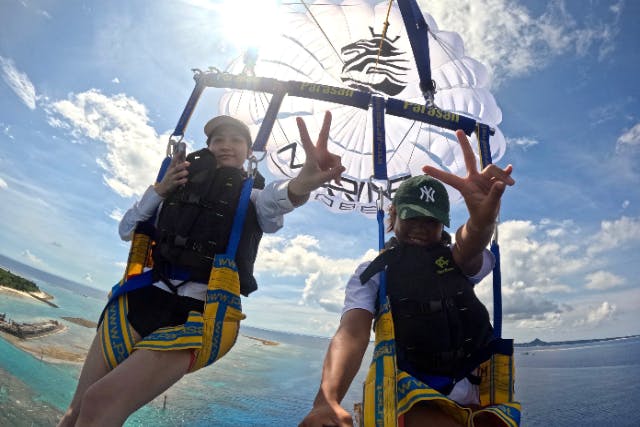 【瀬底島】新艇就航！空の旅へ♪　ウミガメが棲む瀬底島周辺でパラセーリング！　４KカメラGoPro撮影データ無料！