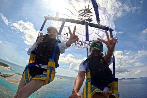 【瀬底島】事前予約がお得！　新艇就航！空の旅へ♪　ウミガメが棲む瀬底島周辺でパラセーリング！　４KカメラGoPro撮影データ無料！