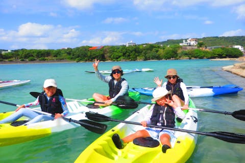 【南部　奥武島】初心者歓迎！ガイド完全貸切制☆“1組のみ”車で行ける離島でカヤック体験ツアー★高画質カメラの写真・動画プレゼント★器材レンタル無料！