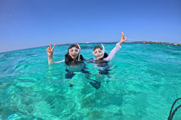 沖縄・瀬底島】ウミガメの棲む海で開催！！ バナナボートで行く