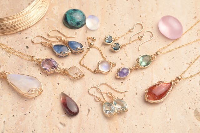 【吉祥寺・1名様限定】一生モノの技術と審美眼を養う。  manaka of life 公認「ワイヤーラッピング・プレミアムワークショップ」  ～天然石選定ツアー＆全3回オンラインフォロー付～