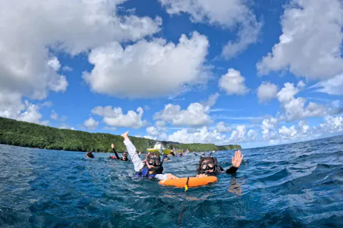 【宮古島・伊良部島グラスボート・シュノーケル】青の洞窟＆リーフＷシュノーケル＆グラスボート海底遊覧♪