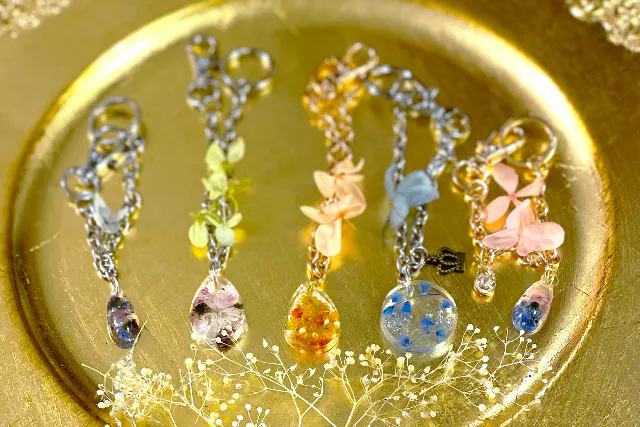 【桜木町でハンドメイドアクセサリー体験】本物のお花を使ってオリジナルのアクセサリーを作る体験♪カップル、女性同士にオススメ！