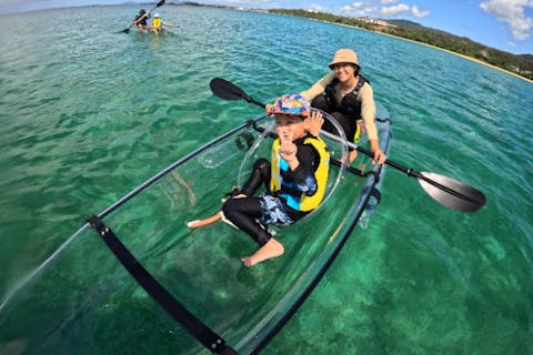 【沖縄／恩納村／クリアカヤック】透明のカヤックで沖縄の美しい海を満喫♪カメラ撮影付き♪安心の少人数制♪当日予約OK♪カップル・女性・ファミリー・早期予約・直前予約・グループ割引・アソビュー限定