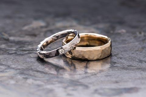 【北海道・札幌】一生モノの「手作り結婚指輪」最新プロジェクションマッピングが彩る幻想的な工房で映画のような撮影体験を。安心の2年保証付き