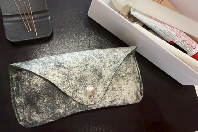 一針一針、革と向き合う。本革メガネケース手縫い体験