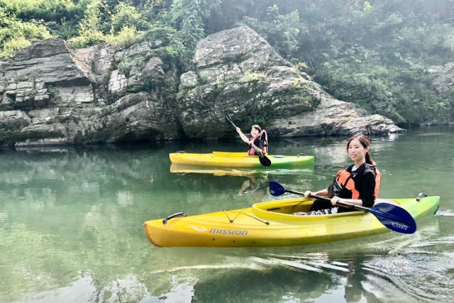 福岡最後の清流でカヌー　心洗われる星野ブルーで癒しの水上フライト（写真データをプレゼント）