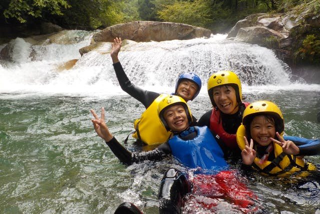キャニオニングファミリースマイルコース ・小学生OK～スライダー、飛び込み、時間も価格もギュギュっと凝縮スマイルプラン～