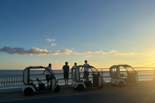 【宮古島｜トゥクトゥクツアー｜夕】黄金色の風をまとう「サンセットトゥクトゥク」 夕陽に染まる絶景クルーズ＆マジックアワー撮影付