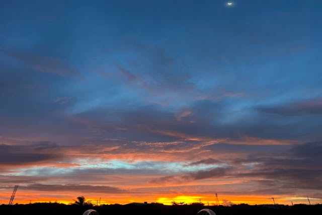 【宮古島｜トゥクトゥクツアー｜夜】星降る島の「ミッドナイトトゥクトゥク」 港の夜景＆特別な星空スポットへ誘うツアー