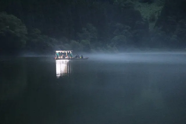 霧幻峡の舟から望む光の絶景「霧灯りの夜」2組限定・ペア限定・特別貸切船・ランタン付