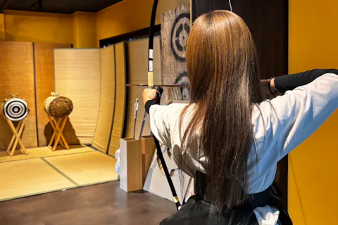 【京都・東山区・弓道体験カフェ】弓道体験20射＋弓道着レンタル＋ワンドリンク　弓道体験コース！