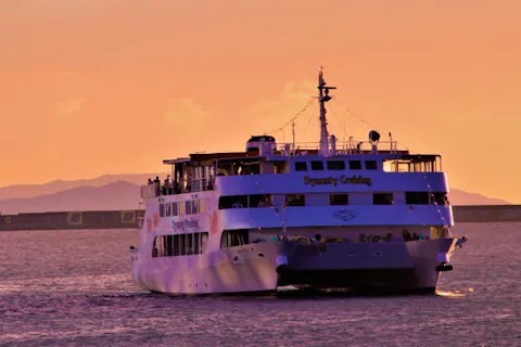 【沖縄・那覇発・クルージング】サンセットディナークルーズ　水平線に沈む夕日を眺めながら生演奏＆ディナービュッフェ