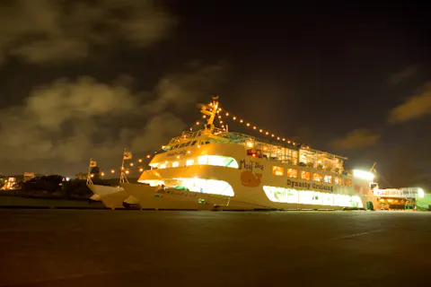 【沖縄・那覇発・クルージング】ナイトディナークルーズ　煌めく夜景を眺めながら生演奏とディナービュッフェをご堪能